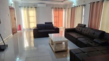 2 bedrooms, iron/ironing board, free WiFi