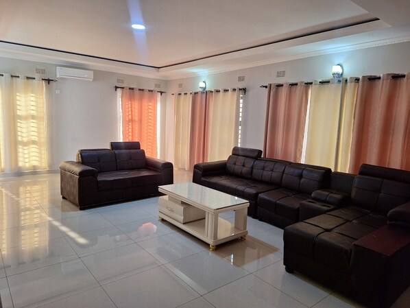 Iron/ironing board, free WiFi - GATOMA EXECUTIVE LODGE (Lusaka)