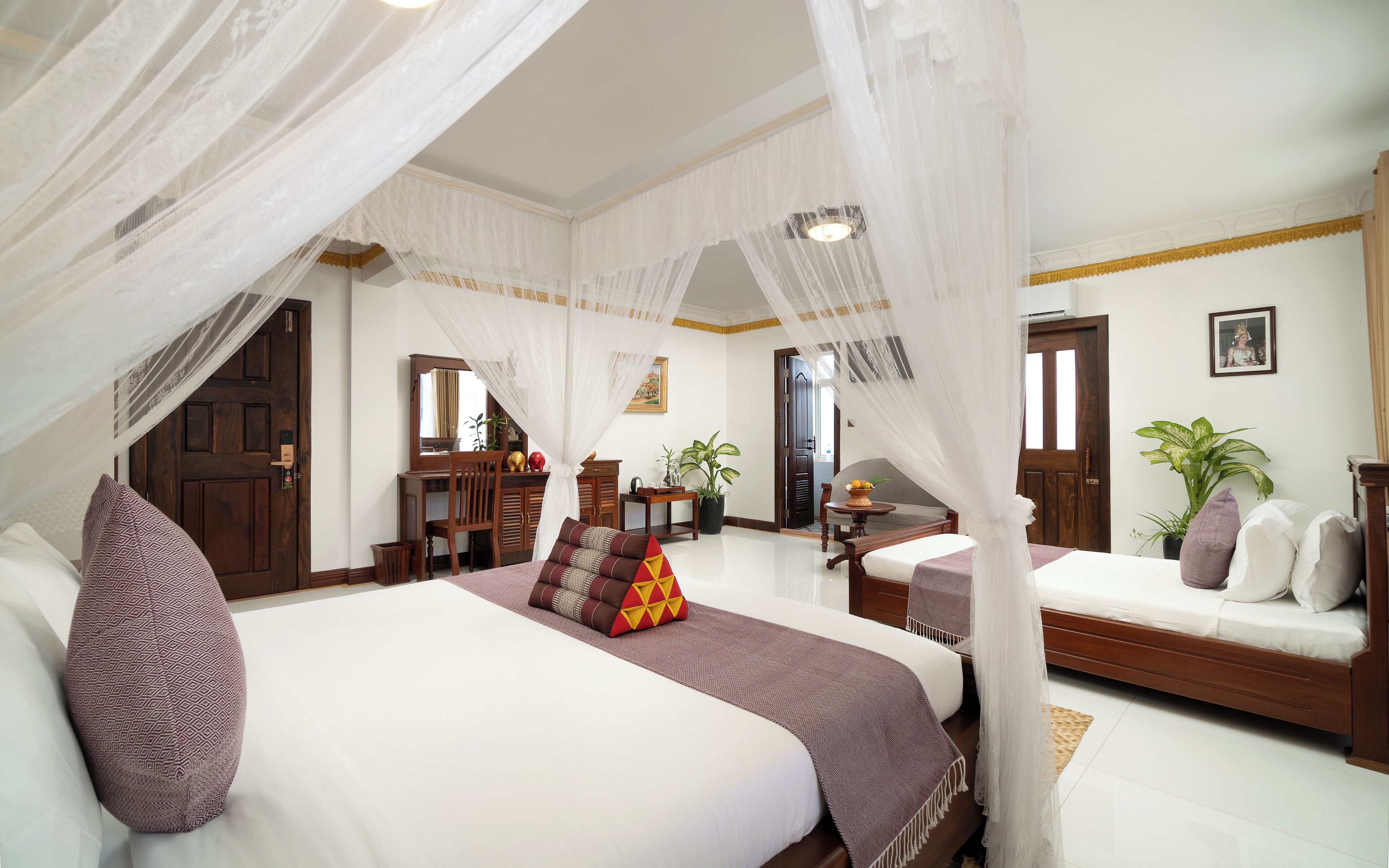 Phòng Suite Junior, quang cảnh thành phố | Nệm có lớp đệm bông, minibar, két bảo mật tại phòng, bàn 