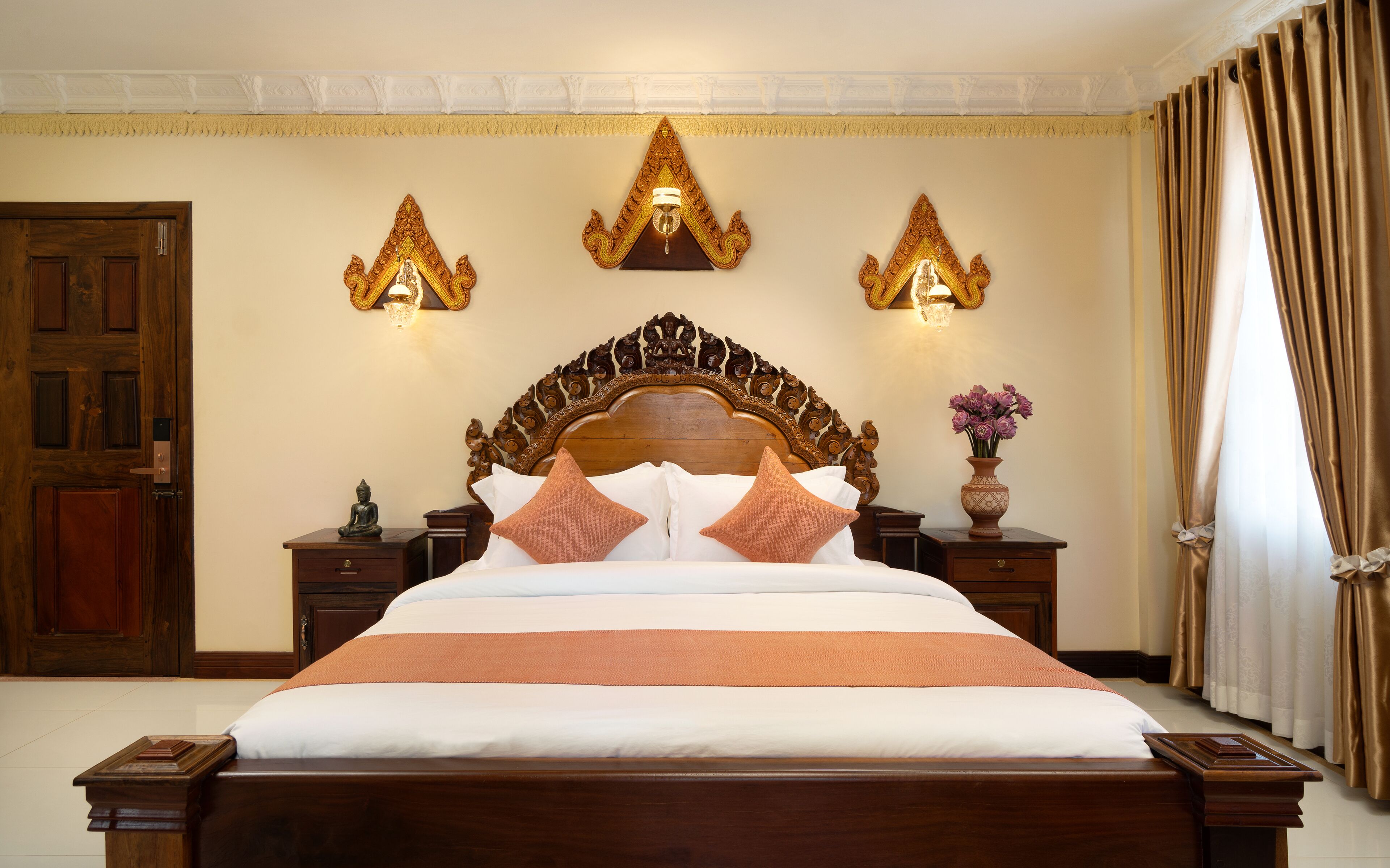 Dobbeltrom – deluxe, byutsikt | Senger med overmadrass, minibar, safe på rommet og skrivebord