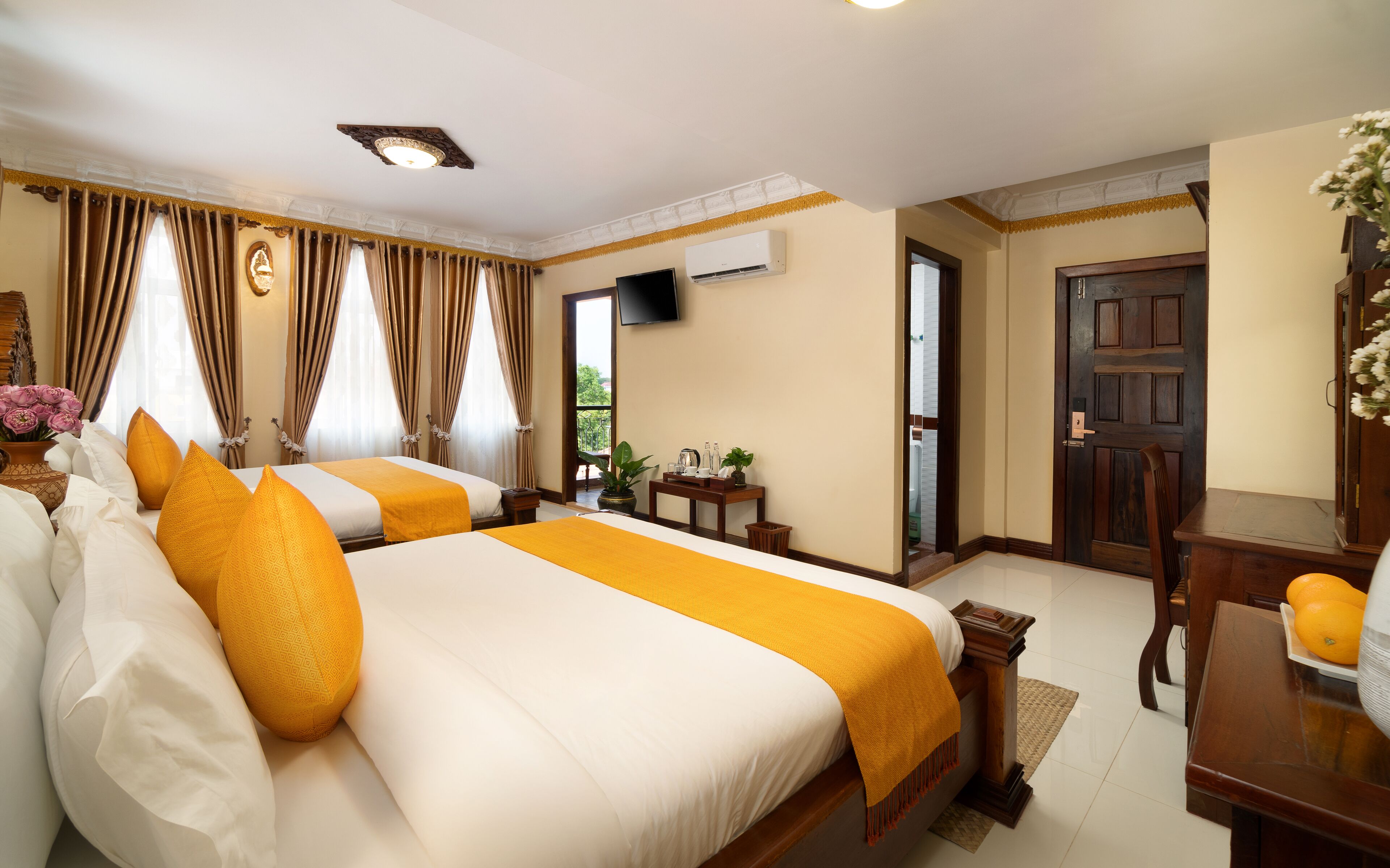 Tomannsrom – deluxe, byutsikt | Senger med overmadrass, minibar, safe på rommet og skrivebord