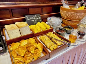 Petit déjeuner continental (5 USD par personne)