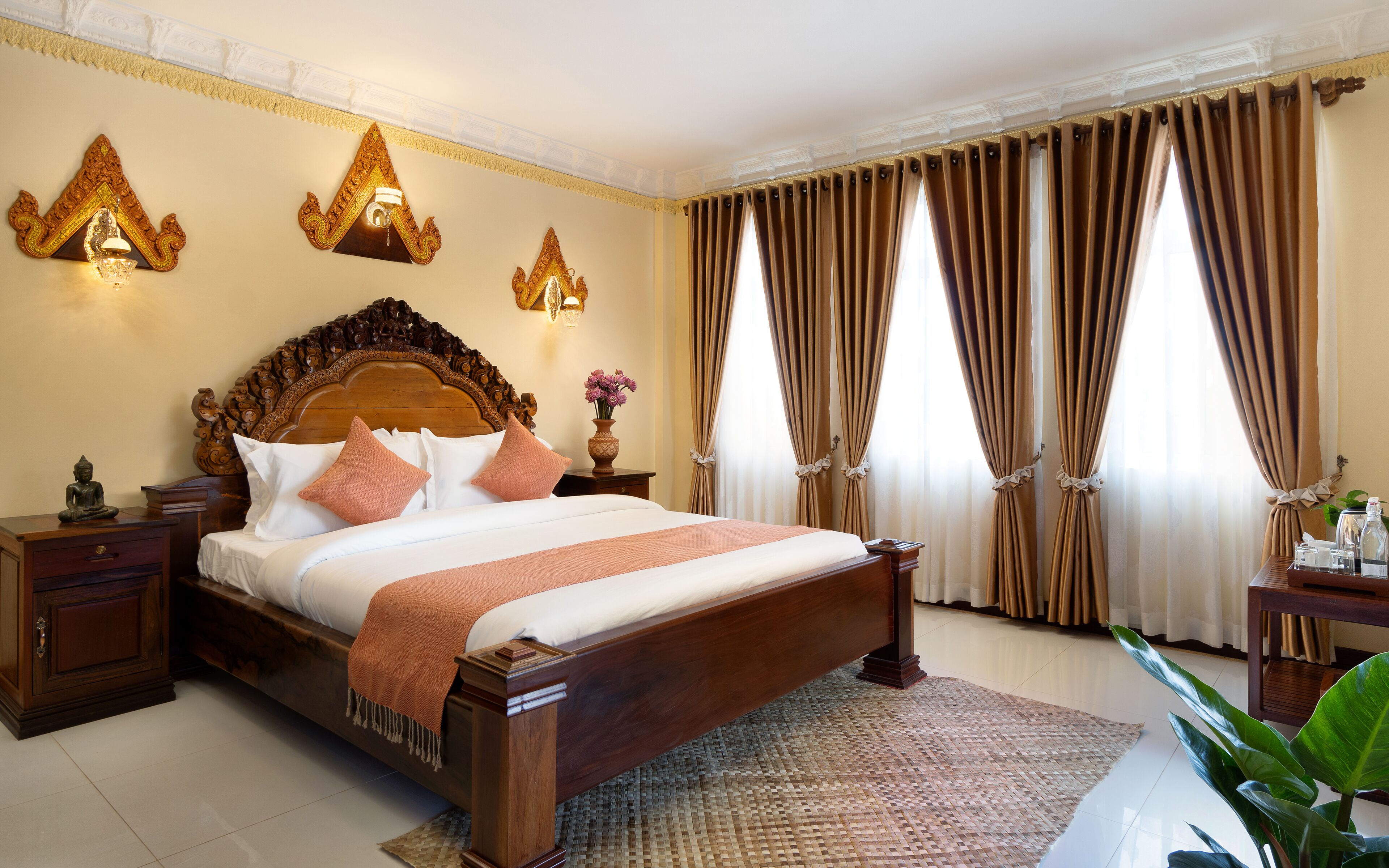 Bantalan ekstra lembut, minibar, brankas, dan didekorasi berbeda-beda