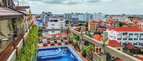 Außenpool, geöffnet von 08:00 Uhr bis 21:00 Uhr, Sonnenschirme