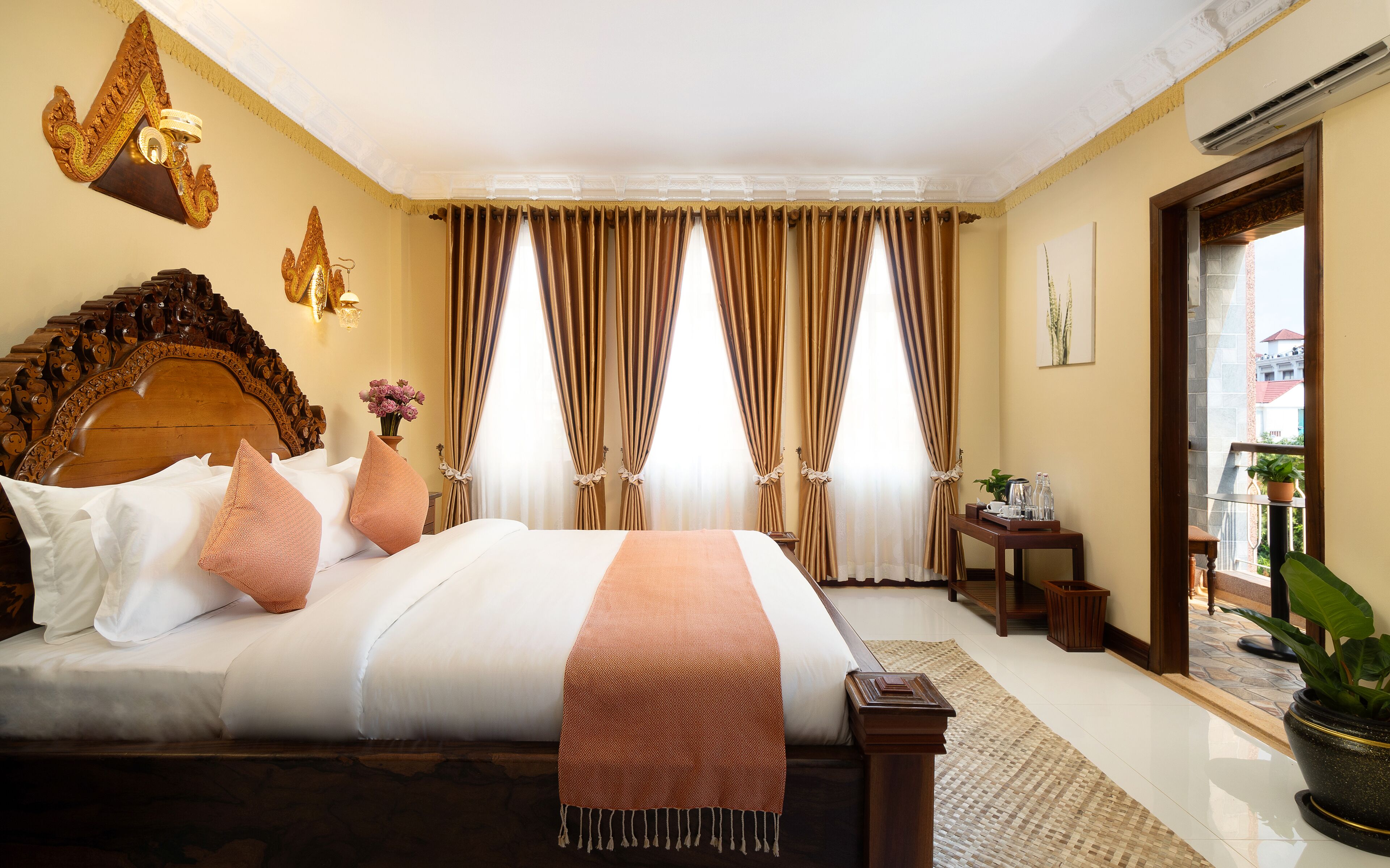 Dobbeltrom – premier, byutsikt | Senger med overmadrass, minibar, safe på rommet og skrivebord