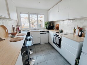 Kjøleskap, mikrobølgeovn, ovn og kokeplater