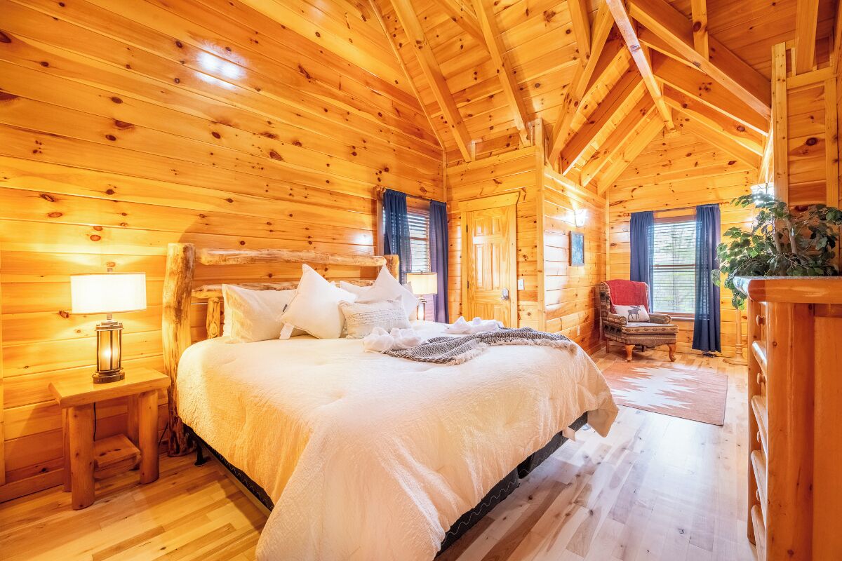 2 makuuhuonetta, työpöytä, silitysrauta/-lauta, ilmainen Wi-Fi