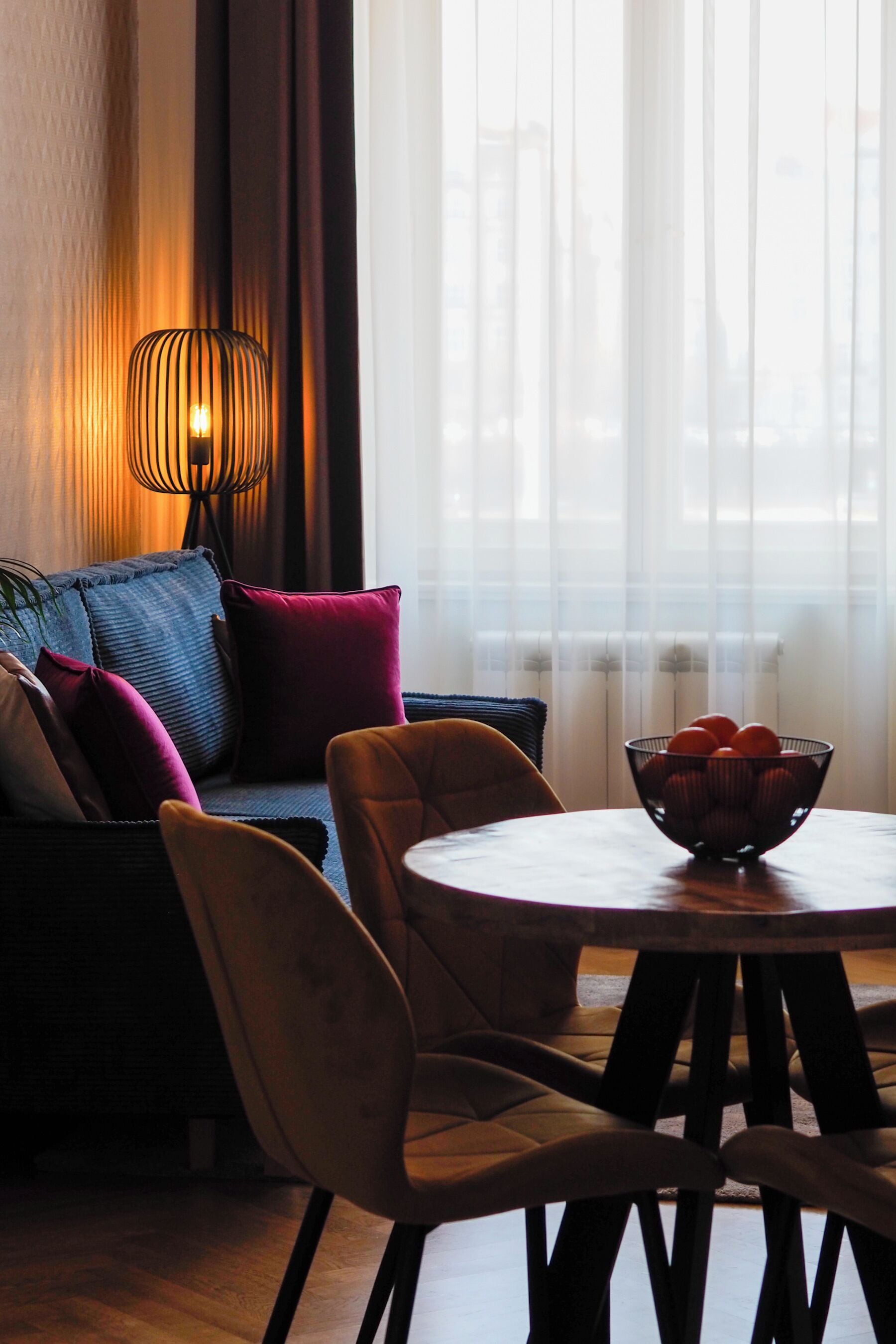 スーペリア アパートメント リバービュー | リビングルーム | 120 cmのスマートテレビ (衛星放送視聴可)、テレビ