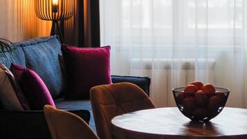 Apartament superior, vistes al riu | Sala d'estar | Televisor intel·ligent de 120 cm amb canals per satèl·lit i televisor