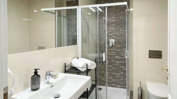 Douche, sèche-cheveux, serviettes fournies, savon