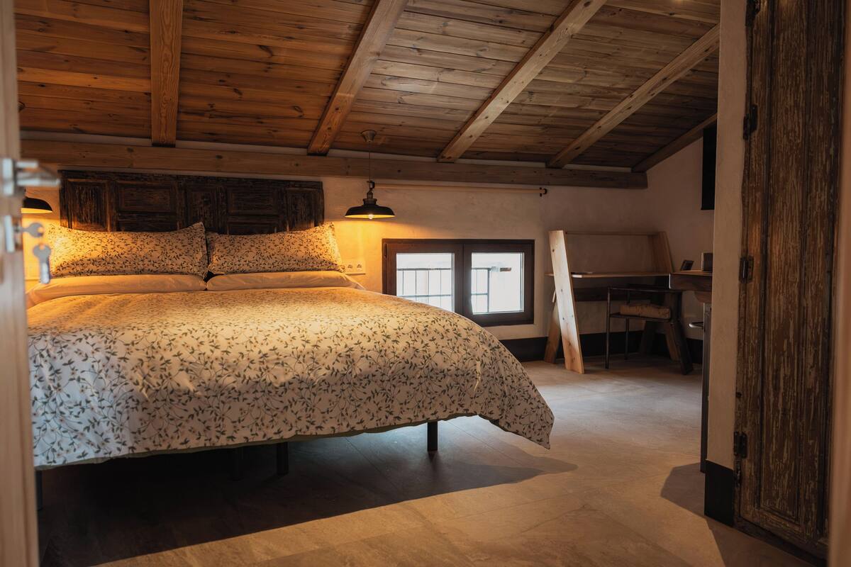 Superior kamer, uitzicht op de stad | Een bureau, een laptopwerkplek, een strijkplank/strijkijzer, gratis wifi