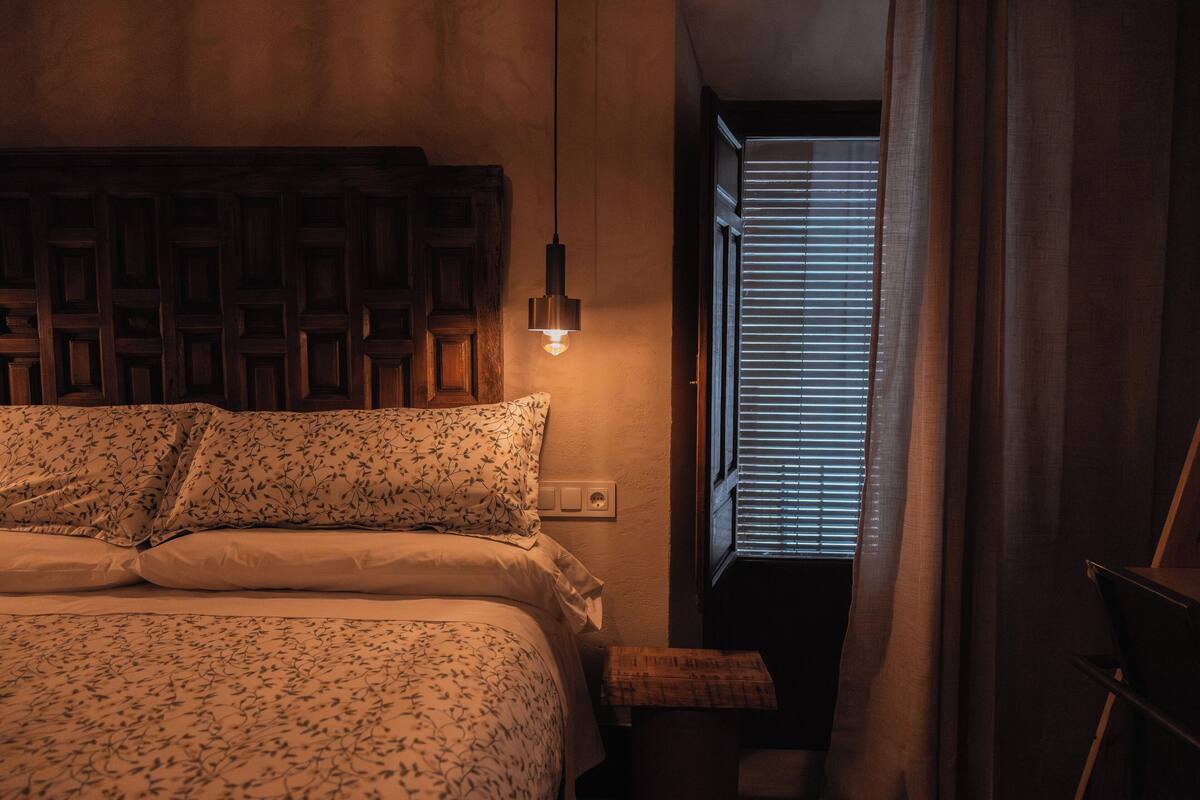 Comfort kamer, uitzicht op de stad | Een bureau, een laptopwerkplek, een strijkplank/strijkijzer, gratis wifi
