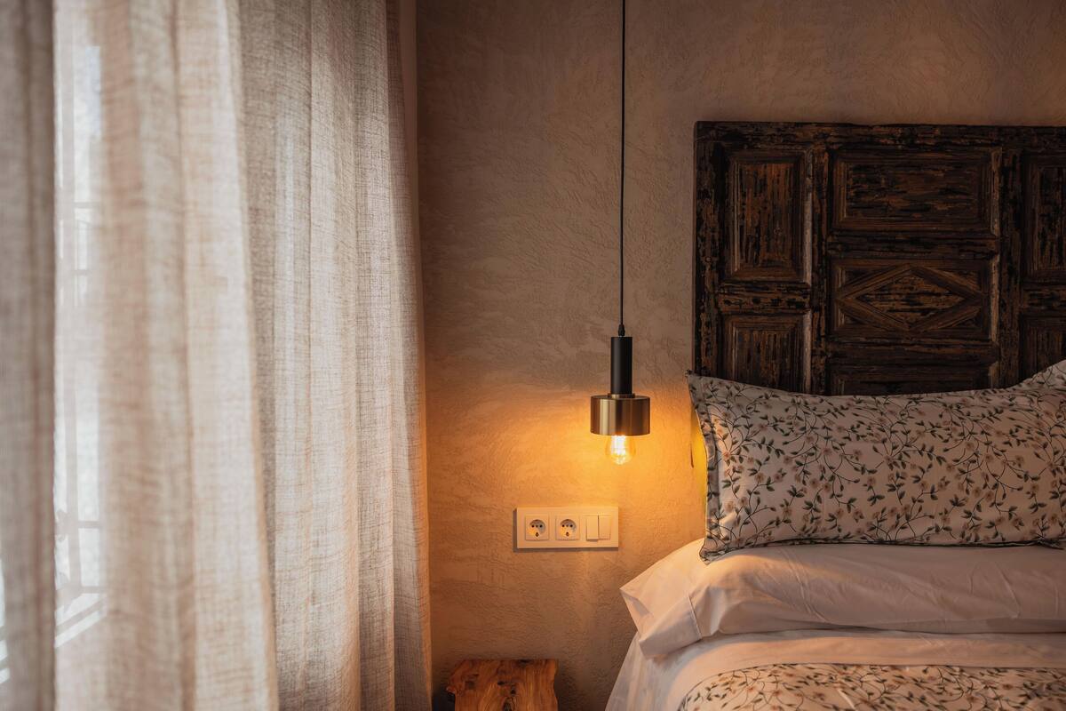 Standaard kamer, uitzicht op de stad | Een bureau, een laptopwerkplek, een strijkplank/strijkijzer, gratis wifi