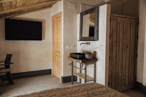 Superior Room, City View | Bathroom | Shower, hair dryer, towels, soap