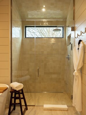Luxury-Ferienhütte, Seeblick | Badezimmer | Kostenlose Toilettenartikel, Haartrockner, Seife, Shampoo