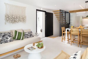 Villa, 4 slaapkamers, privézwembad | Woonruimte | Een 43-inch smart-tv met satellietzenders