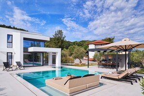 Villa, 4 slaapkamers, privézwembad, gedeeltelijk uitzicht op zee | 4 slaapkamers, luxe beddengoed, een kluis op de kamer