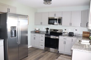 Geladeira, micro-ondas, fogão, cooktop