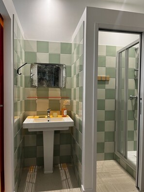 Bruser, håndklæder, Sæbe, Toiletpapir