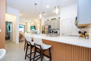 Kühlschrank, Mikrowelle, Herdplatte, Geschirrspüler