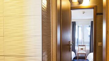 1 bedroom, bed sheets