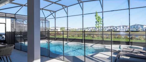 Een verwarmd zwembad