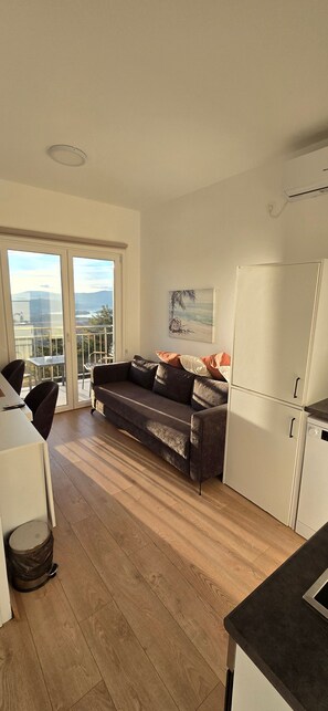 Apartment, 1 Bedroom, Smoking, Balcony | Living room