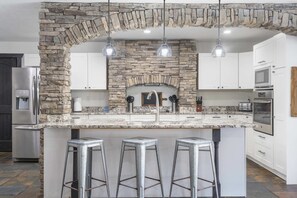 Nhà, nhiều giường, sân hiên (Foggy River Retreat) | Bếp riêng | Tủ lạnh, lò vi sóng, bếp nấu, máy rửa bát 