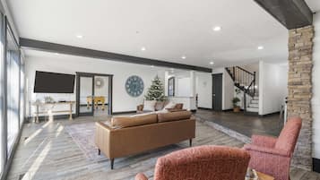 House, Multiple Beds, Patio (Foggy River Retreat) | Interior