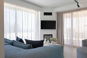 Villa, 2 habitaciones, alberca privada, vista al mar | Área de sala de estar | Smart TV de 43 pulgadas con canales vía satélite, chimenea y Netflix 