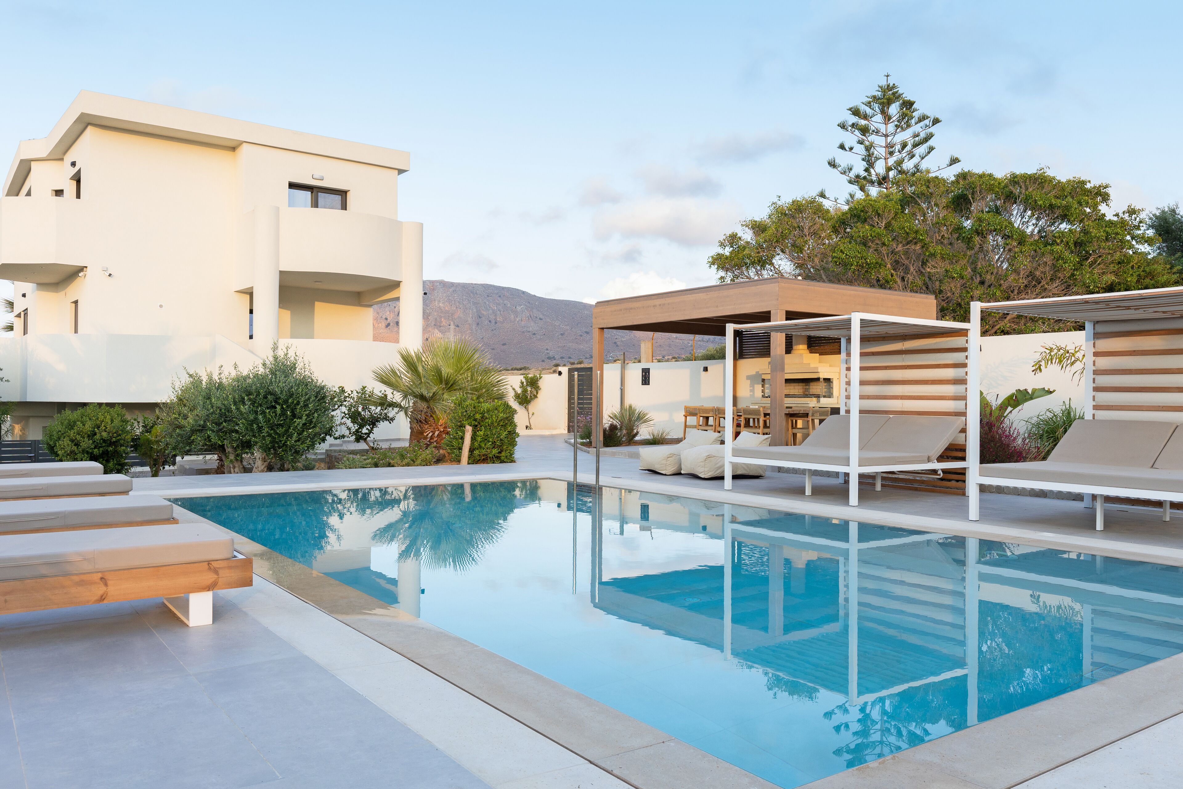 Hồ bơi ngoài trời phục vụ theo mùa 