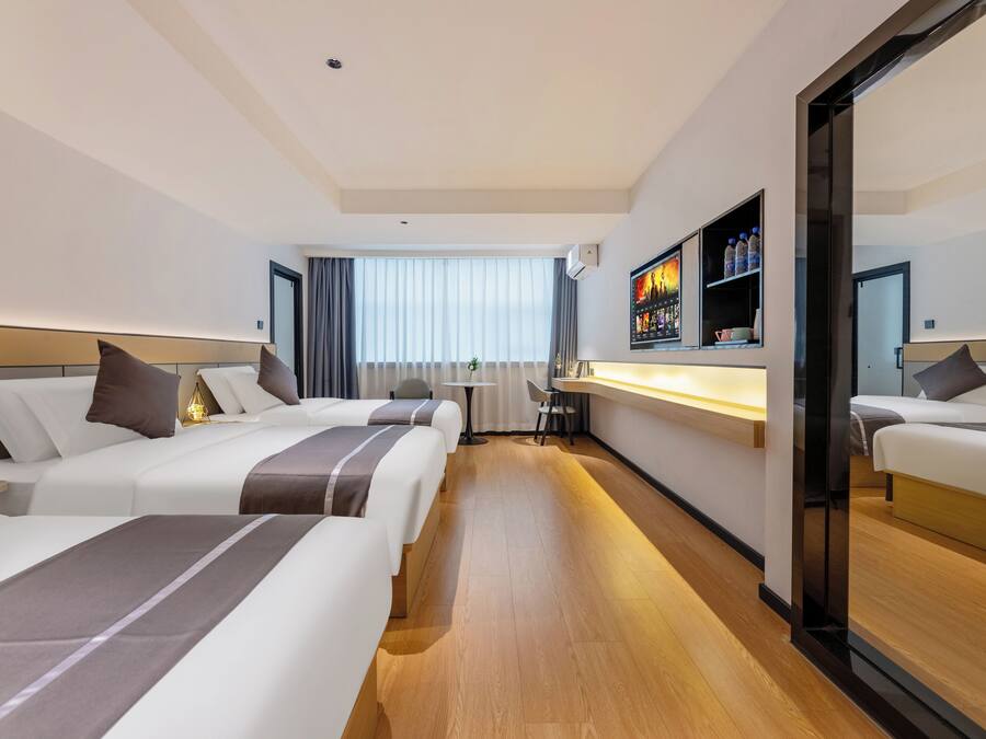 Quarto triplo conforto | Individualmente decorados, escrivaninha