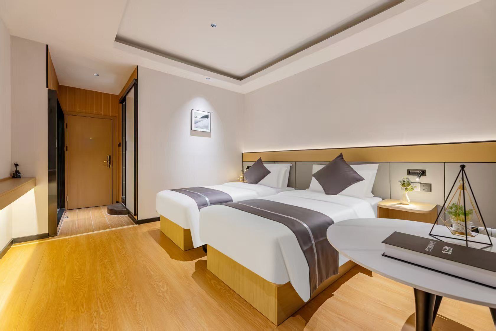 Quarto casal conforto | Individualmente decorados, escrivaninha