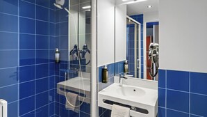 Een douche, handdoeken, toiletpapier