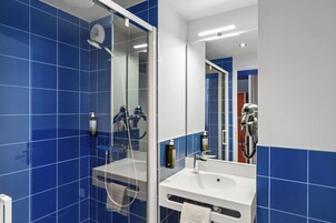 Ducha, toallas, papel higiénico