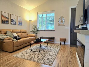 Smart TV, chimenea y libros