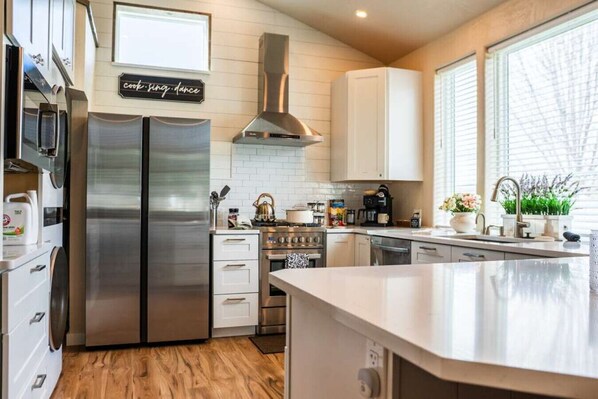 ثلاجة، ميكروويف، فرن، موقد طهي مسطح