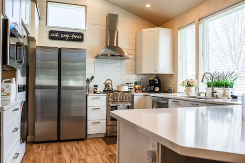 No Fee | New Private Cottage | Fireplace + Full Kitchen