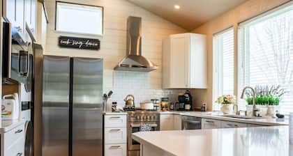 No Fee | New Private Cottage | Fireplace + Full Kitchen