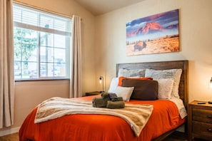 2 bedrooms, desk, free WiFi - No Fee | New Private Cottage | Fireplace + Full Kitchen (Post Falls)