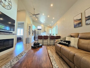 Smart TV, chimenea y libros