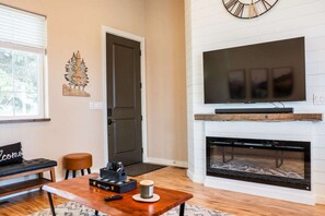 تلفزيون ذكي، مدفأة، كُتُب