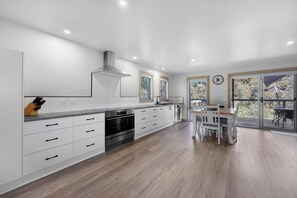 Fridge, microwave, oven, dishwasher - Alpine Edge Retreat - Gateway to Mount Buller (Merrijig)