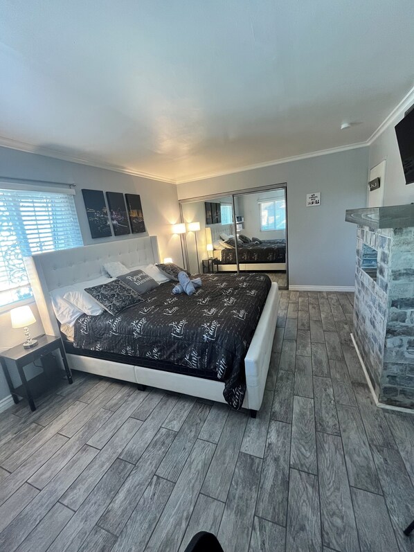 2 habitaciones, tabla de planchar con plancha, wifi y ropa de cama 