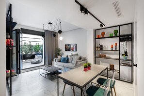 Appartement, 2 chambres, non-fumeur, vue sur la ville | Aire de séjour | Téléviseur à écran plat