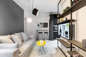 Apartamento, 2 quartos, ar-condicionado, vista para a cidade | Área de estar | TV de tela plana