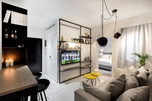 Apartamento, 2 habitaciones, Aire acondicionado, vistas a la ciudad | Zona de estar | Una televisión de pantalla plana