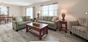 DVD player -  Charming 2-bedroom house 5 min to Brownwood Square for nightly entertainment. (The Villages)