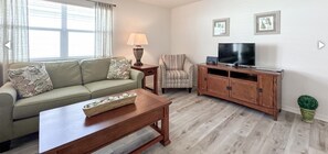 DVD player -  Charming 2-bedroom house 5 min to Brownwood Square for nightly entertainment. (The Villages)