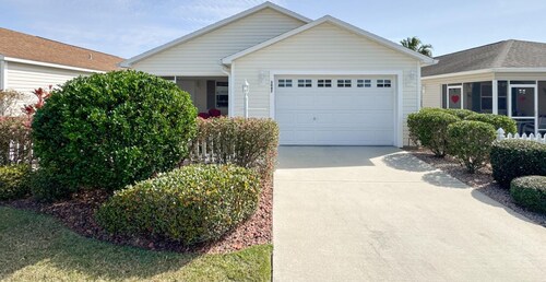  Charming 2-bedroom house 5 min to Brownwood Square for nightly entertainment.